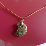 Ochronny jaspis lamparci, delikatny wisiork na rzemieniu - 