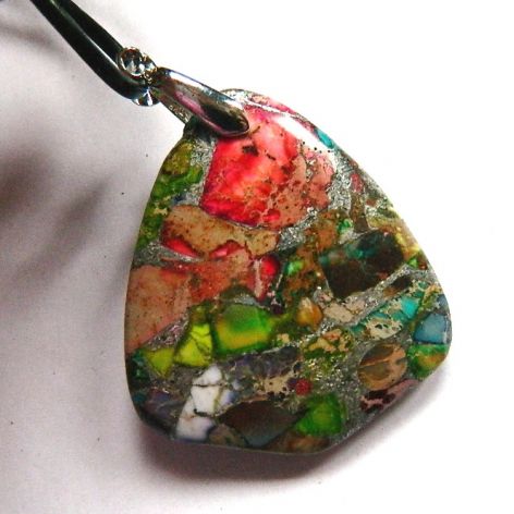 Kolorowy jaspis tęczowy, wisiorek tarcza na rzemyku