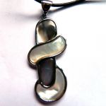 Muszla abalone, oryginalny wisiorek o fantazyjnym kształcie - 