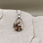 Wisiorek z żywicy z zatopionymi suszonymi kwiatami - 3