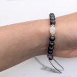 Bransoletka regulowana z naturalnym kamieniem - szczegóły