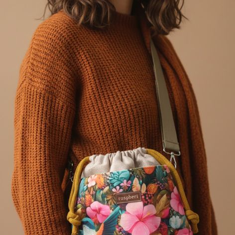 Beżowa listonoszka z kominem z plecionki i weluru w kwiaty i koliberki – handmade