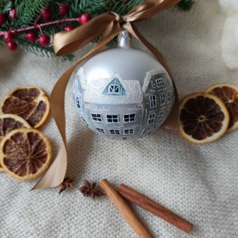 Ręczne malowana bombka "zimowe miasteczko" z brokatem, 10cm