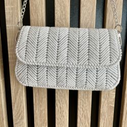 Torebka pleciona w jodełkę w kolorze białym z srebrnym akcentem