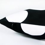Czarno-białe grochy - poduszka Canvas - 