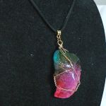 Kwarc tęczowy, duży surowy kamień w oplocie wire wrapping, wisiorek - 