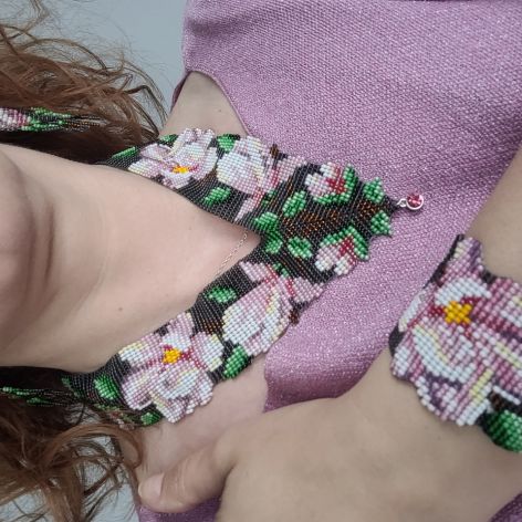 Komplet koralikowy Magnolie naszyjnik V-kształtny bransoletka kolczyki