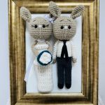 Młoda para króliczki w złotej ramce prezent ślubny obraz - pamiątka ślubu króliczki
