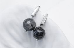 Klasyczne kolczyki w kolorze srebrnym z Larvikitem.