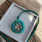 Leśny Kwiat – ręcznie malowana zawieszka z glinki - 2