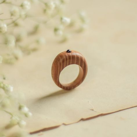 Drewniany pierścionek z drobnym ametystem