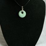 Jasno zielony jadeit, kółko z dziurką, delikatny wisiorek uniseks - 