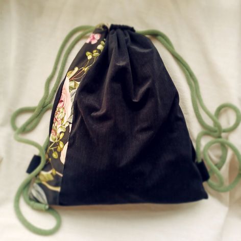 Czarny plecak w jodełkę z kwiatową wstawką
