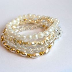 zestaw czterech perłowych bransoletek