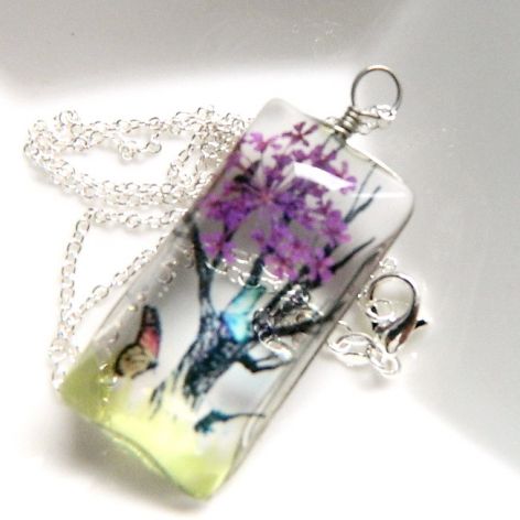 Drzewko kwitnącej wiśni w szkle, wisiorek na łańcuszku