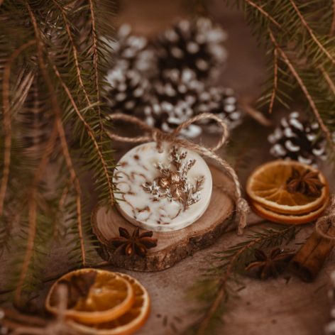 Sojowa tabliczka w kształcie bombki o świątecznym zapachu