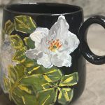 Porcelanowy kubek ręcznie malowany Kot Maine coon w dzikiej róży  - 