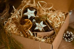 Zestaw dwóch świec sojowych na prezent o świątecznym zapachu