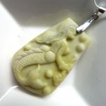 Naturalny jadeit wisior-Syrena, płaskorzeźba  - 