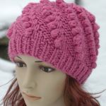 Różowa czapka w ciekawy wzór - 