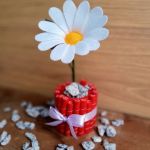 Margaretka - kwiat z filcu -czerwona doniczka - 