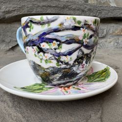 Porcelanowa filiżanka ze spodkiem ręcznie malowana Kot na jabłoni 