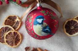 Ręcznie malowana czerwona bombka z motywem sikorki i listków 10 cm