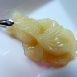Jadeit żółty, wisiorek-rybka na łańcuszku