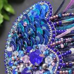 "Granatowa Meduza" broszka koralikowa z cekinami i piórami - "Granatowa Meduza" Broszka koralikowa z cekinami i piórami