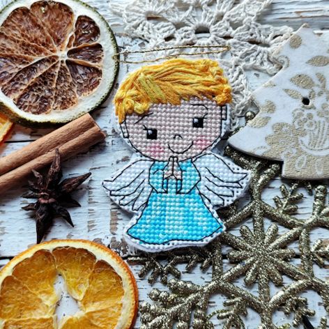 Haftowany aniołek, ozdoba na choinkę.