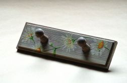 Wieszak z dwoma kołeczkami w stokrotki.