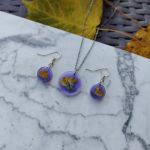 Komplet biżuterii z żywicy - kolczyki i wisiorek - LAWENDOWY BLASK - 