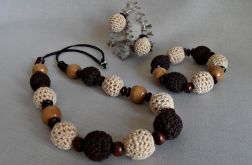 Korale brązowo-beżowe.