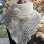 Kremowa wełniana chusta na drutach - chusta na drutach