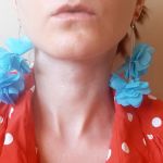 Dalie podwójne błękitne, kolczyki kwiaty wakacyjne  - Na uszach