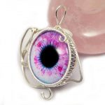 Oko, Srebrny wisior z różowym okiem - srebrny wisior ze szklanym różowym okiem