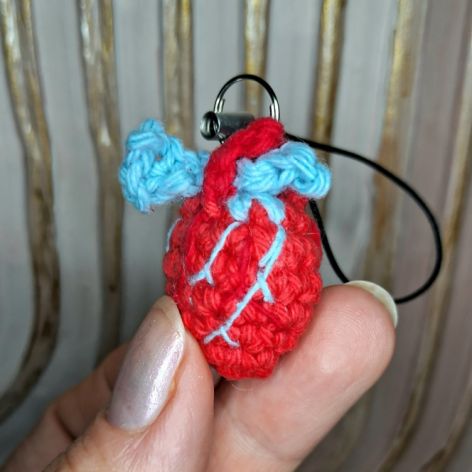 Brelok realistyczne serce na szydełku Keychain realistic heart