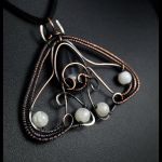 ćma, miedziany wisior z kamieniem księżycowym - Halloween Moth pendant with agate, moonstone beads wrapped in copper wire gift for her, unisex artisan handcrafted jewellery, wire wrapped