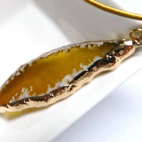 Jasnożółty nieregularny agat w złotej oprawie, wisiorek