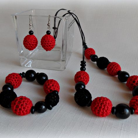 Czerwono-czarne korale.