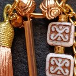 Ozdobna zawieszka do torby w kolorach złota i beżu - Ozdobna zawieszka do torby w kolorach złota i beżu