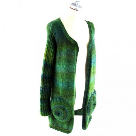 sweter w zieleniach z okrągłymi kieszeniami