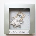 Kartka ROCZNICA ŚLUBU białe róże - Srebrzysto-biała kartka z różami na rocznicę ślubu