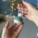 Ozdoba choinkowa, biało-ciemnozielona - Ozdoba choinkowa, zawieszka, mini-czapeczka, biało-ciemnozielona