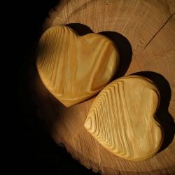 Drewniane podkładki pod kubki serca