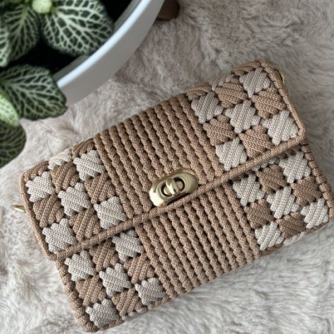 Beżowa torebka ręcznie robiona – pleciona kopertówka w stylu boho
