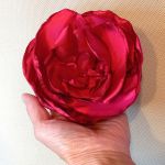 Broszka kwiat piwonii - ciemna piwonia broszka z materiału