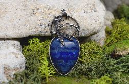 Stalowy wisior ważka z lapisem lazuli