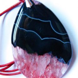 Czerwono-czarny kryształ z agatem, wisiorek