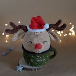 Ozdoba Jeleń w kubku, Dekoracja świąteczna, Maskotka na prezent - Kubek jest w kolorze ciemny khaki z ciemną obwódką wokół i jest ręcznie haftowana srebrną nicią